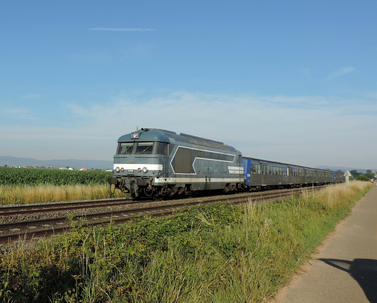 Duppigheim - 30. Juni 2022 : Die 67400er werden nicht mehr lang im Elsass unterwegs sein. Die 67515 führt den TER 831809 von Saâles nach Strassburg.