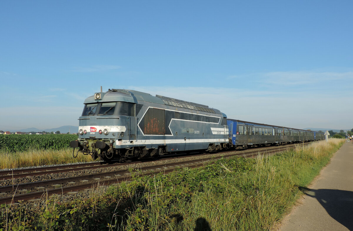 Duppigheim - 30. Juni 2022 : Die 67400er werden nicht mehr lang im Elsass unterwegs sein. Die 67511 führt den TER 831807 von St-Dié-des-Vosges nach Strassburg.
