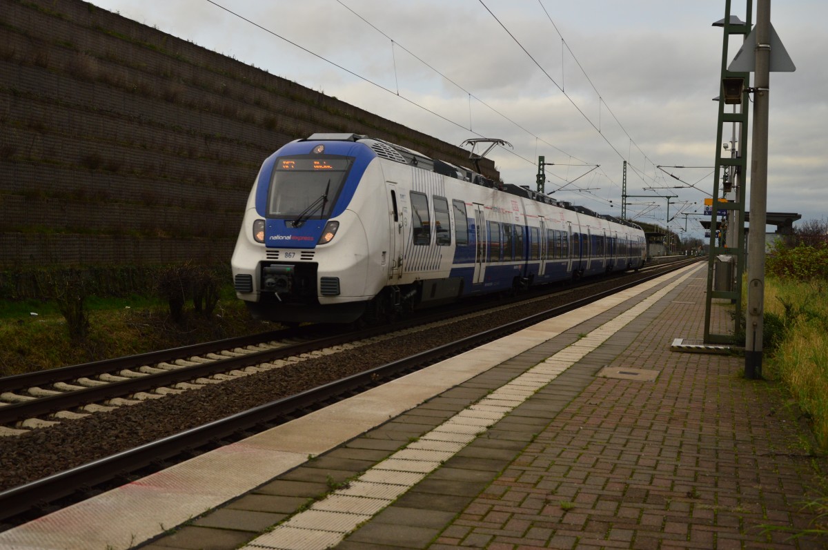 Durch Allerheiligen donnert dieser Hamster der NX mit der Nr. 867 als RE7nach Rheine hindurch. 22.12.2015