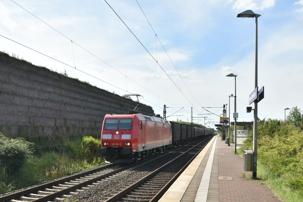 Durch Allerheiligen kommt die 185 061-9 samt dem Nievenheimer durchgefahren. Gleich hat der nun wieder von der DB AG gefahrene Zug sein Ziel erreicht und kann ins Aluwerk überstellt werden. 27.6.2018