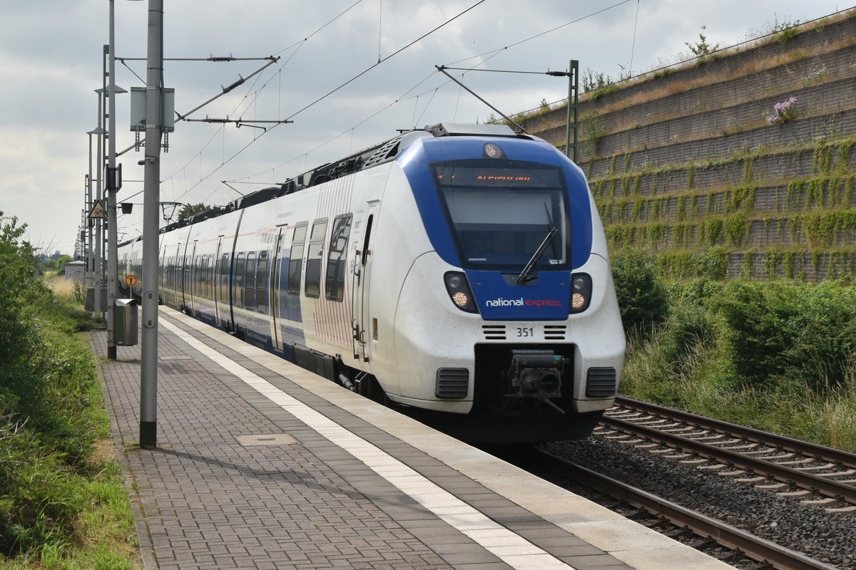 Durch Allerheiligen kommt der NX-Triebwagen 351 gen Krefeld am 20.6.2019 auf den Fotografen zugefahren. 