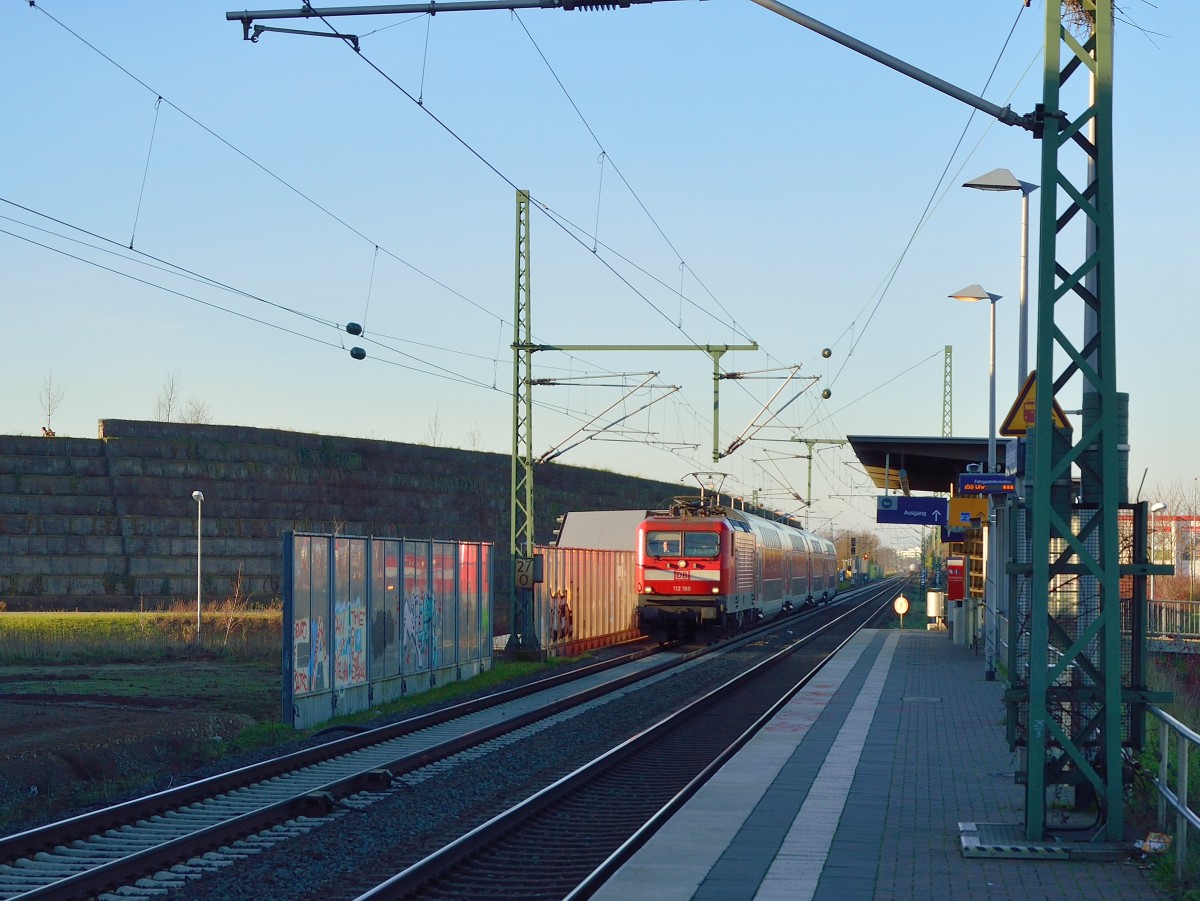 Durch Allerheiligen in Richtung Köln fahrend kommt hier die  112 160 mit einem RE7 Zug. Sonntag 12.1.2014