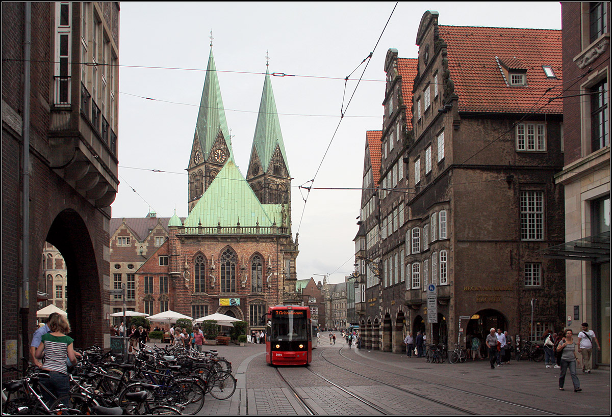 Durch die Altstadt von Bremen -

Blick von der Opernstraße auf Rathaus und St.Peter Dom mit einer Bahn der Linie 3.

22.08.2012 (M)