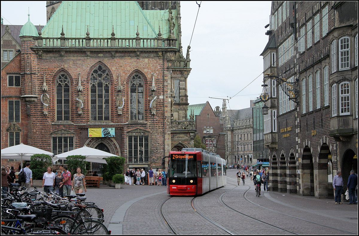 Durch die Altstadt von Bremen -

Unser Lieben Frauen Kirchhof nahe der Haltestelle Obernstraße. Links das Rathaus.

22.08.2012 (M)