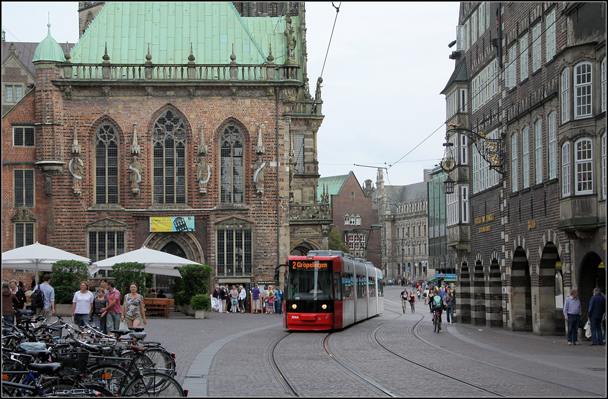 Durch die Altstadt von Bremen -

Unser Lieben Frauen Kirchhof nahe der Haltestelle Obernstraße. Links das Rathaus.

22.08.2012 (M)