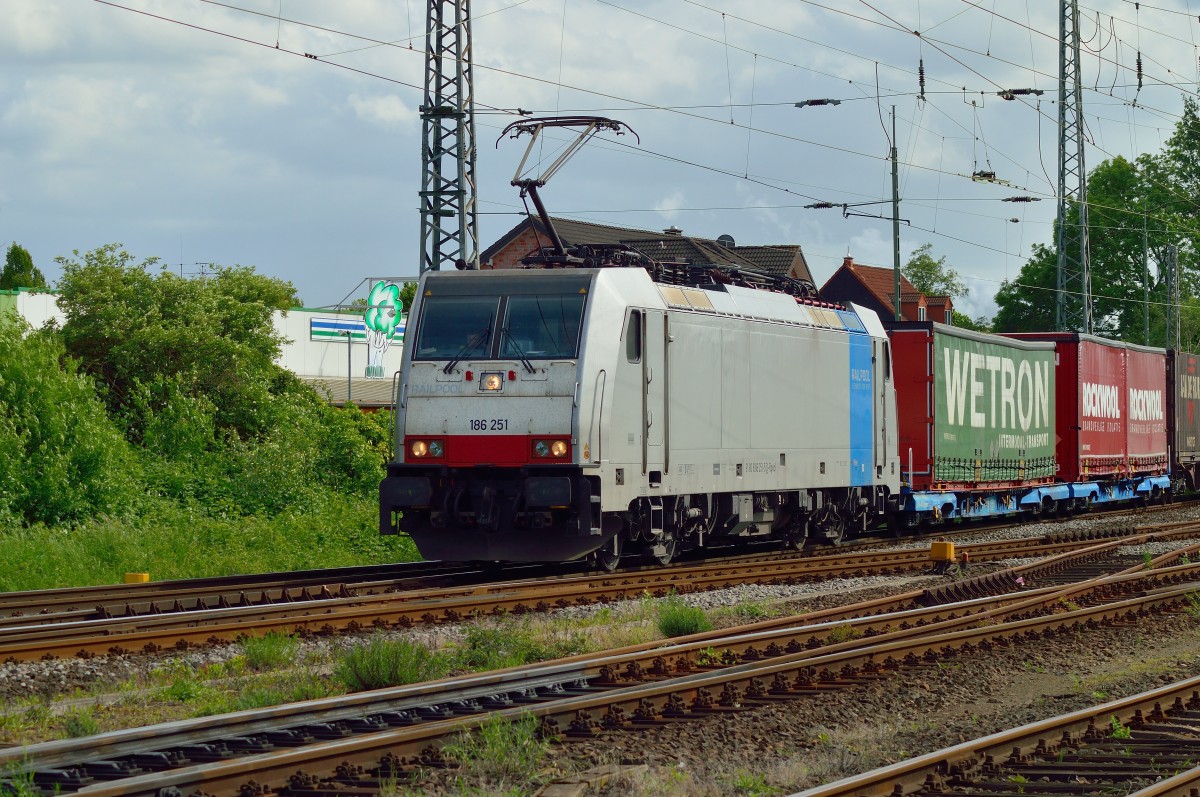 Durch den Bahnhof Grevenbroich kommt die Railpool 186 251 mit einen KLV in die Niederlande....Freitag den 9.5.2014
