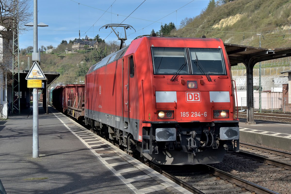 Durch den Bahnhof Linz gen süden fahrend ist hier die  185 294-6 mit einem Mischer zu sehen. Samstag den 25.3.2017