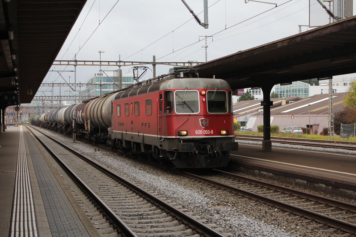 Durch den Bahnhof Schlieren fuhr am 27.10.2017 die Re620 053 mit einem Kesselwagenzug in Richtung Zürich.
