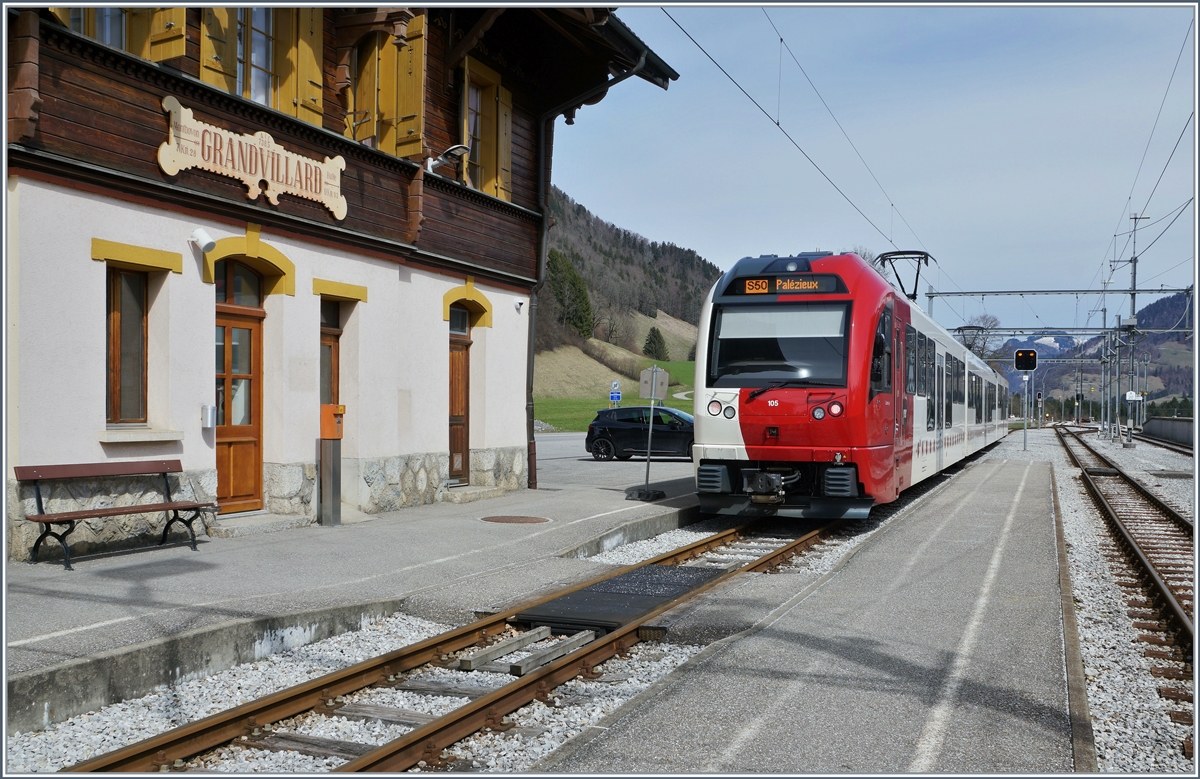 Durch den Bahnhofsumbau von Montbovon war nicht nur die MOB unterbrochen, sondern auch die TPF Züge endeten bzw. begannen in Grandvillard. 
Das Bid zeigt den TPF SURF Be 2/4 105 mit Zwischenwagen und einen ABe 2/4, auf die Abfahrt wartend, als S50 14827 nach Palézieux in Grandvillard.
2. April 2018