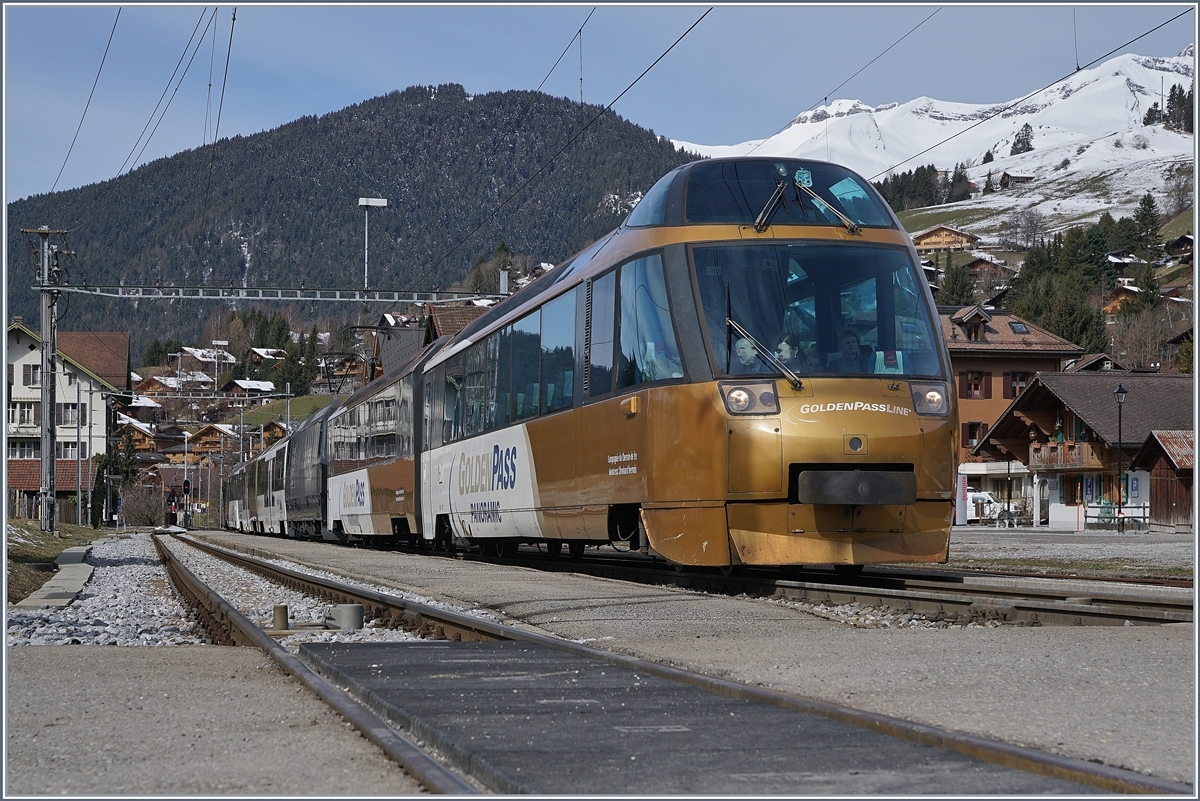 Durch den Bau bedingten Streckenunterbruch Montbovon - Château d'Oex verkehrt der MOB Panoriamic Express 2118 in der Fahrlage des  Lenkerpendels  2418 und wartet in Rougemont dessen Abfahrtszeit ab. (Der Lenkerpendel fuhr in der Fahrlagae des 2118 nach Zweisimmen).
2. April 2018
