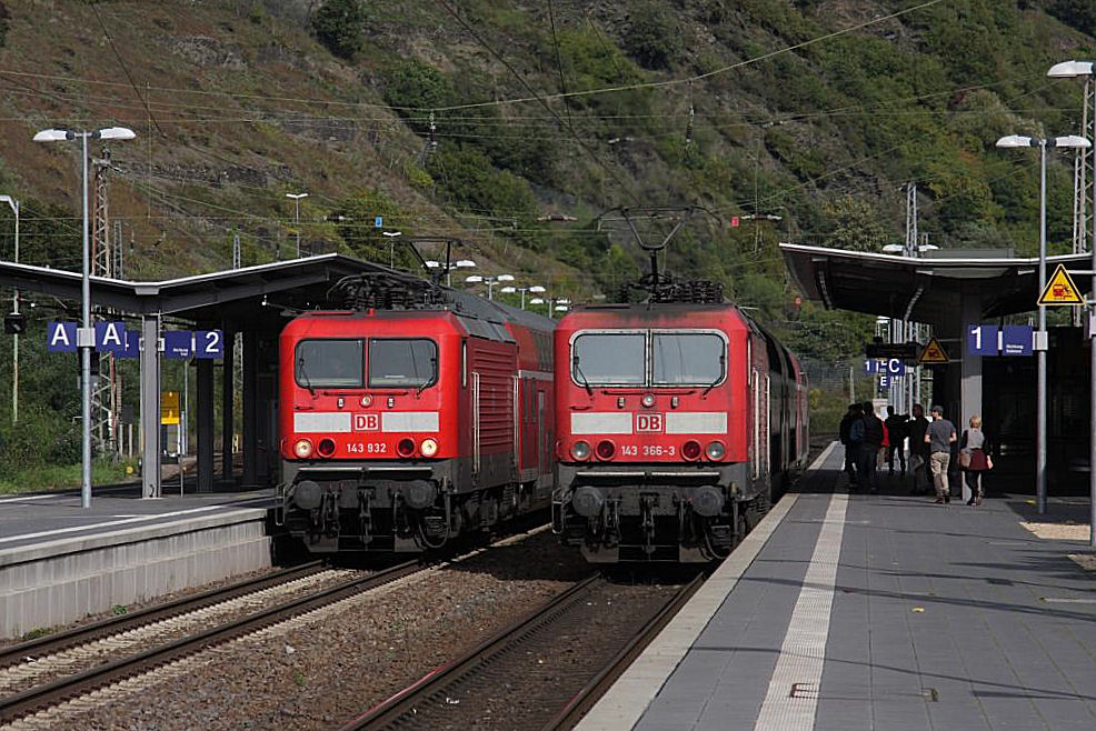 Durch den Bau des neuen Kaiser Wilhelm Tunnel gibt es auf der Moselstrecke
bei den Zugkreuzungen der RE Zge hufig Versptungen. Am 9.10.2013 war dies
um 13.11 Uhr der Fall, als der links stehende RE mit 143932 in Richtung Trier
auf den hier rechts eingefahrenen RE nach Koblenz mit 143366 warten musste.
