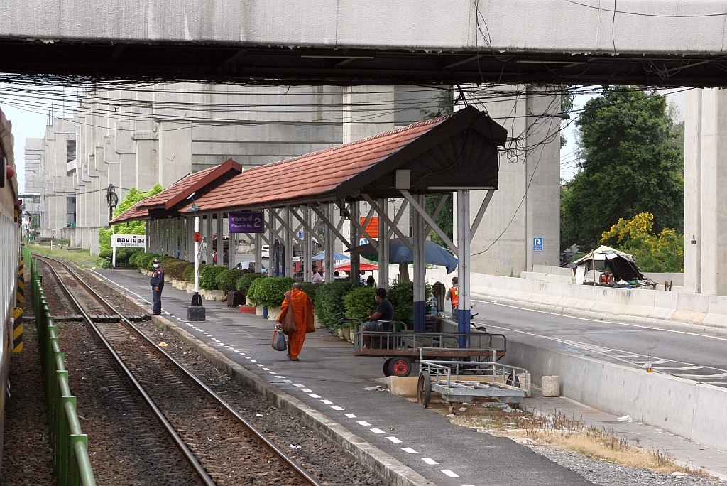 Durch den Bau der SRTET Red Lines wurden auch einige Straßen neu trassiert. Infolge dessen sind nun einige Bahnsteige und deren Dächer schmäler als vorher. SRT Don Muang Station am 01.Mai 2022.