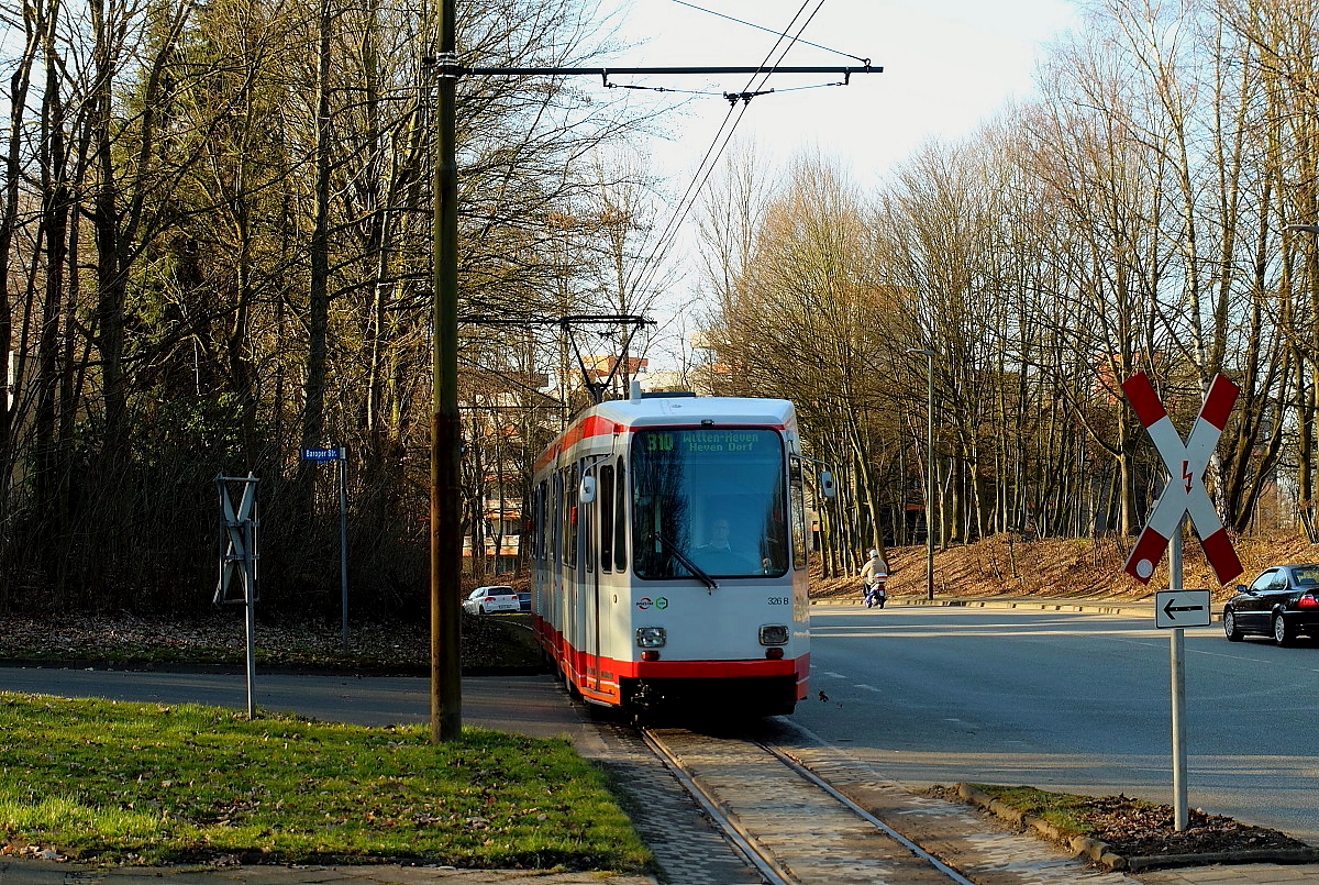Durch den Bau einer Stadtbahnlinie wird der eingleisige Streckenabschnitt der Linie 310 zwischen Bochum Unterstraße und Witten Papenholz in einigen Jahren verschwunden sein, hier trifft Tw 326 am 11.03.2015 in der Haltestelle Kaltehardt ein
