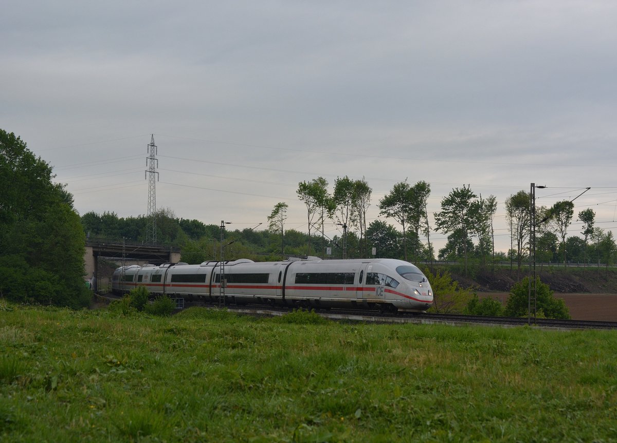 Durch Bauarbeiten auf der Strecke Köln - Düsseldorf werden viele ICE von und nach Amsterdam ab Köln über Mönchengladbach umgeleitet. Hier rauscht der ICE 406 009 Köln durch Jüchen gen Köln.

Jüchen 29.04.2018