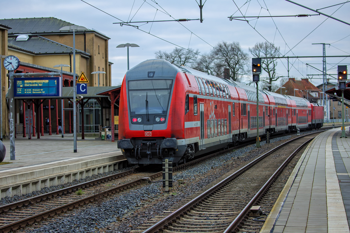 Durch Bauarbeiten in Berlin endet der RE 3 von Stralsund schon in Eberswalde und nicht wie im Fahrplan vorgesehen in Elsterwerda. - 15.12.2016
