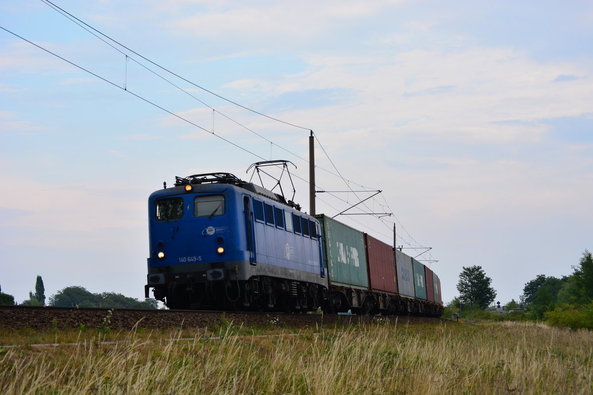 Durch Bauarbeiten war in Stendal der Güterverkehr sehr wenig. Umso mehr habe ich mich über die 140 649-5 der Press gefreut. Kurz hinter Stendal legt sie sich in die Kurve auf den Weg Richtung Wolfsburg und weiter an die See zu den Häfen.

Stendal 22.07.2018