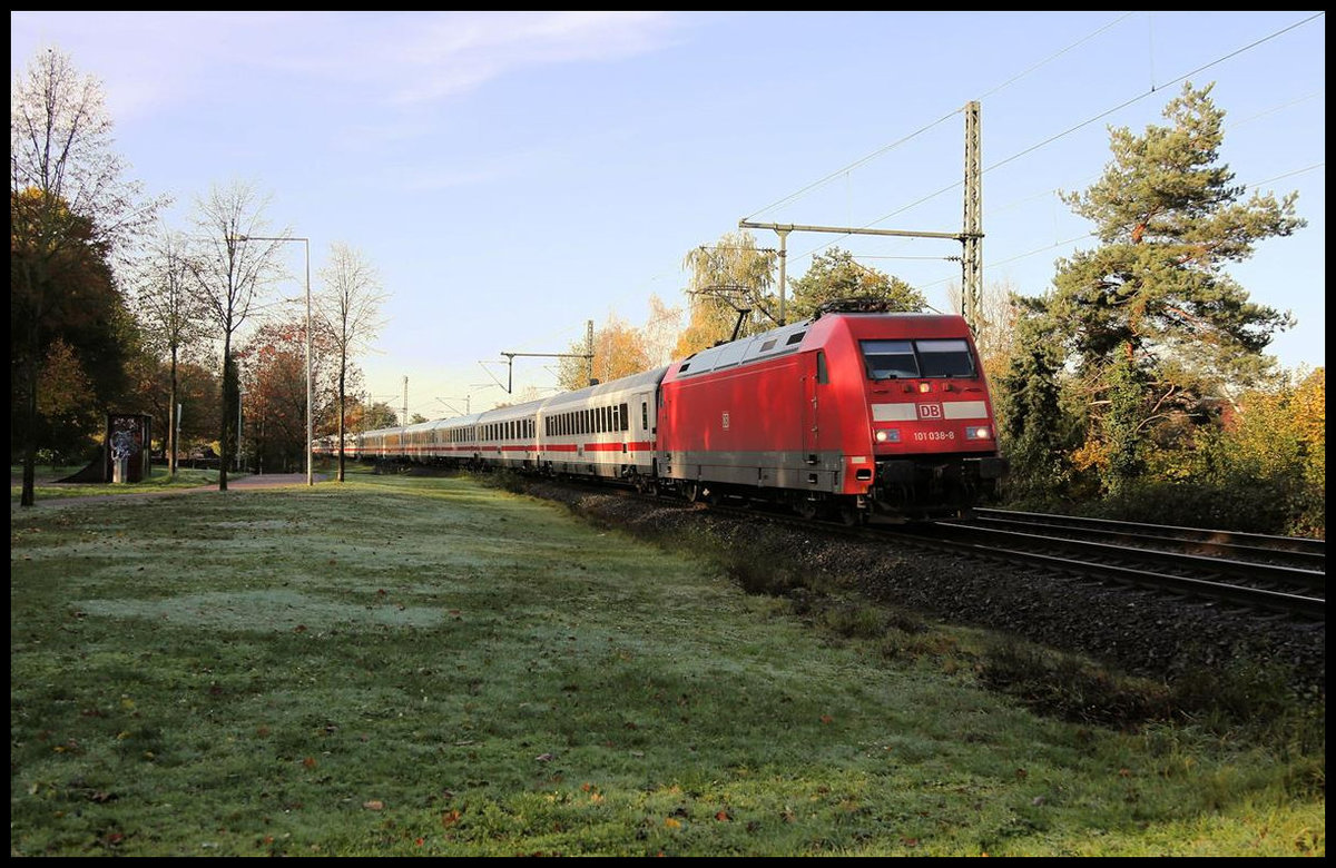 Durch die Baumaßnahmen auf der Rollbahn kommt es derzeit zu vermehrtem Zugverkehr zwischen Rheine und Osnabrück. Alle Intercity müssen in Rheine Kopf machen, um die Bahnhöfe Münster und Osnabrück bedienen zu können. Am 8.11.2019 um 10.20 Uhr kam auch 101038-8 mit einem solchen umgeleiteten Zug in Richtung Osnabrück durch den Haltepunkt Hörstel.