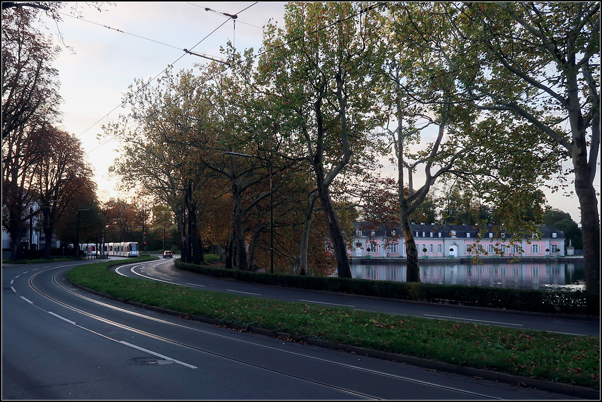 Durch die Benrather Schloßallee -

Die Straßenbahnstrecke führt im Bogen um den Weiher des Schlosses in Benrath. Hier fährt die Bahn in der Straßenfahrbahn.

Düsseldorf, 14.10.2019 (M)