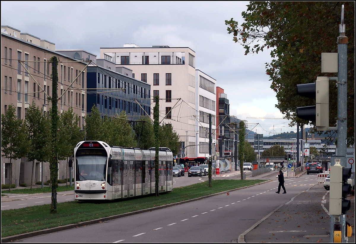 Durch die Berliner Allee in Freiburg -

Blick nach Norden auf die Neubaustrecke der Freiburger Linie 4 in Richtung Messe. Diese soll 2020 erreicht werden.

07.10.2019 (M)
