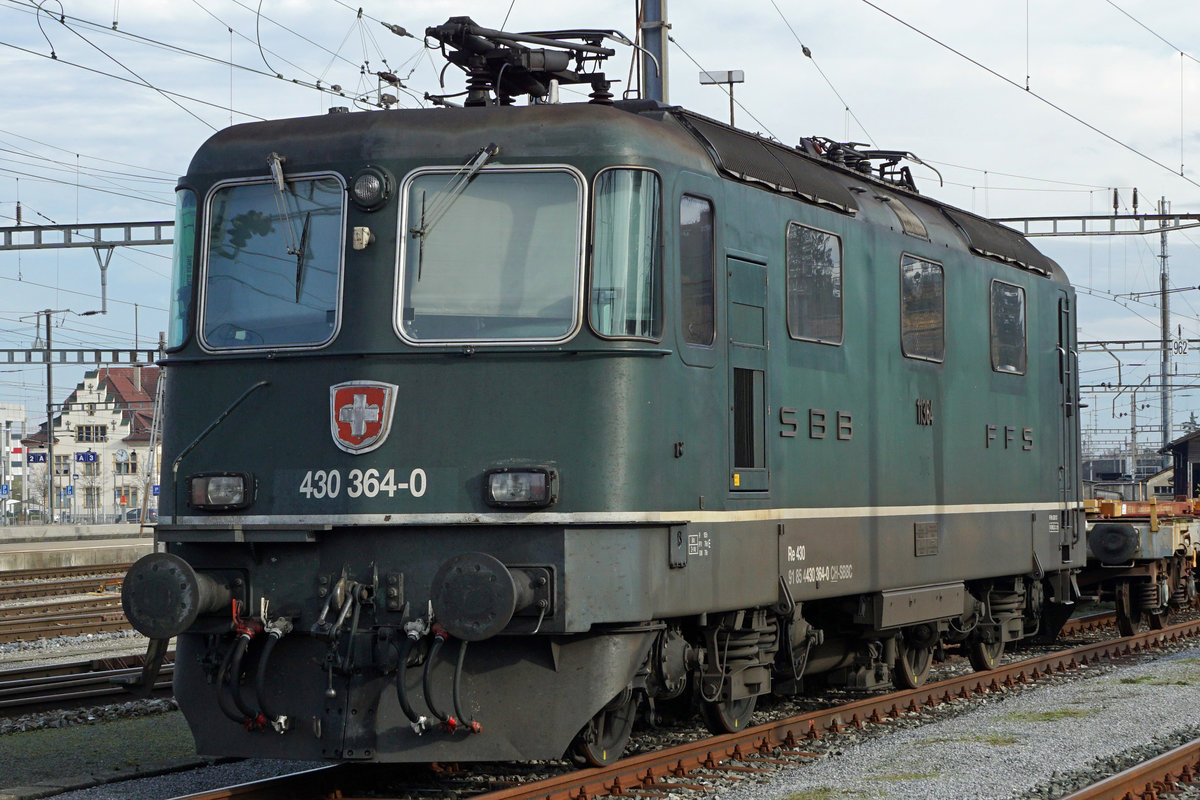 Durch Bildausschnitt Fotoshop am 24. November 2019 entstandene Portraitaufnahme der noch grünen Re 430 364-0 auf dem Abstellgeleise Solothurn.
Für einen BOBO-Fan immer wieder einen schönen aber auch seltenen Anblick.
Foto: Walter Ruetsch