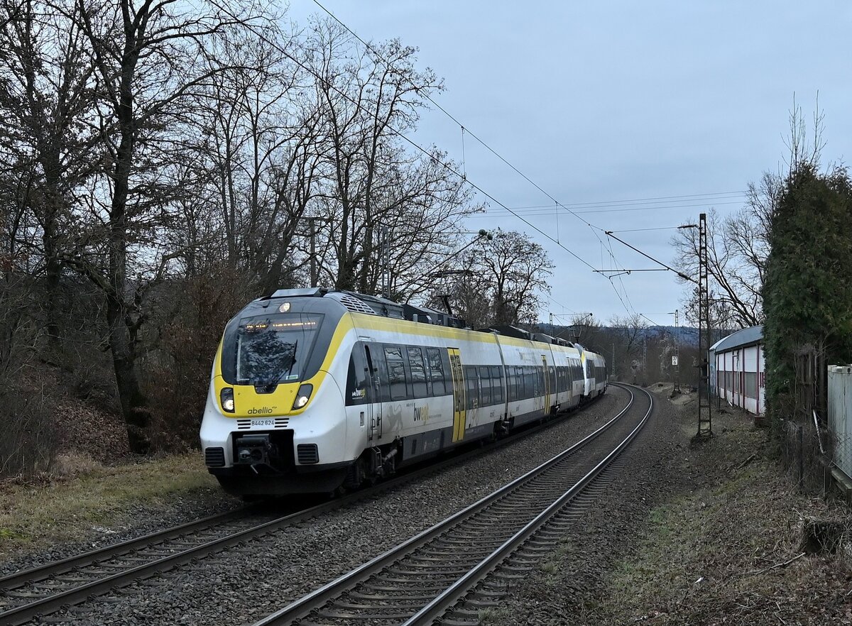 Durch Binau gen Eberbach fahrend ist hier der 8442 624 zusehen der im Doppel mit 8442 110 als RE 10a nach Mannheim Hbf unterwegs sind. 11.1.2022