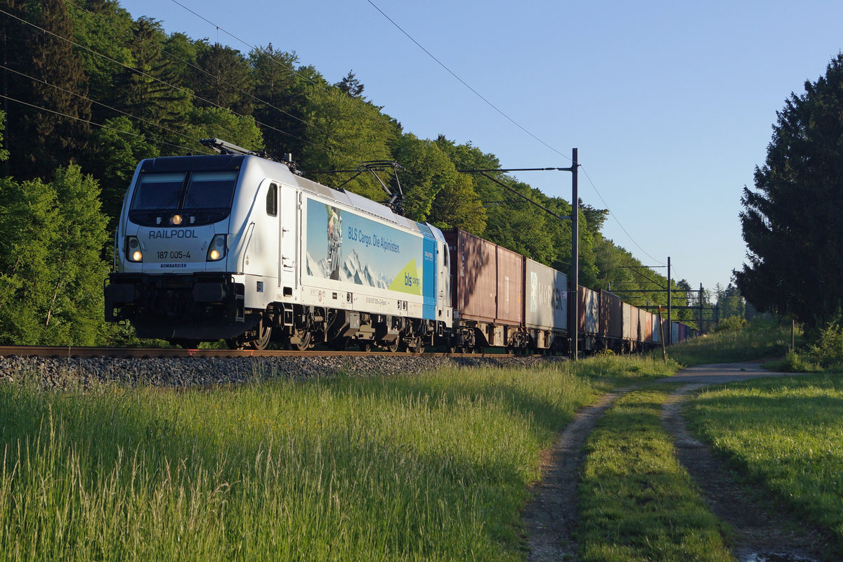 Durch BLS CARGO geführter NESPRESSO Güterzug zwischen Wangen an der Aare und Niederbipp am 6. Mai 2020 mit der RAILPOOL 187 005-4.
Foto: Walter Ruetsch 