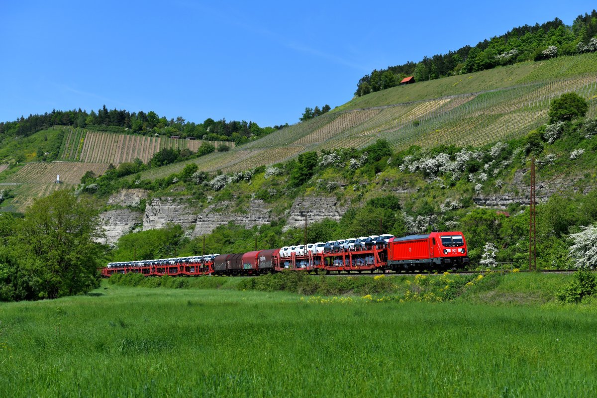 Durch das blühende Maintal eilte am 05. Mai 2018 die 187 124 mit ihrem EZ 51187 von Seelze Mitte nach München Nord Rbf. Die Aufnahme entstand bei Himmelstadt. 