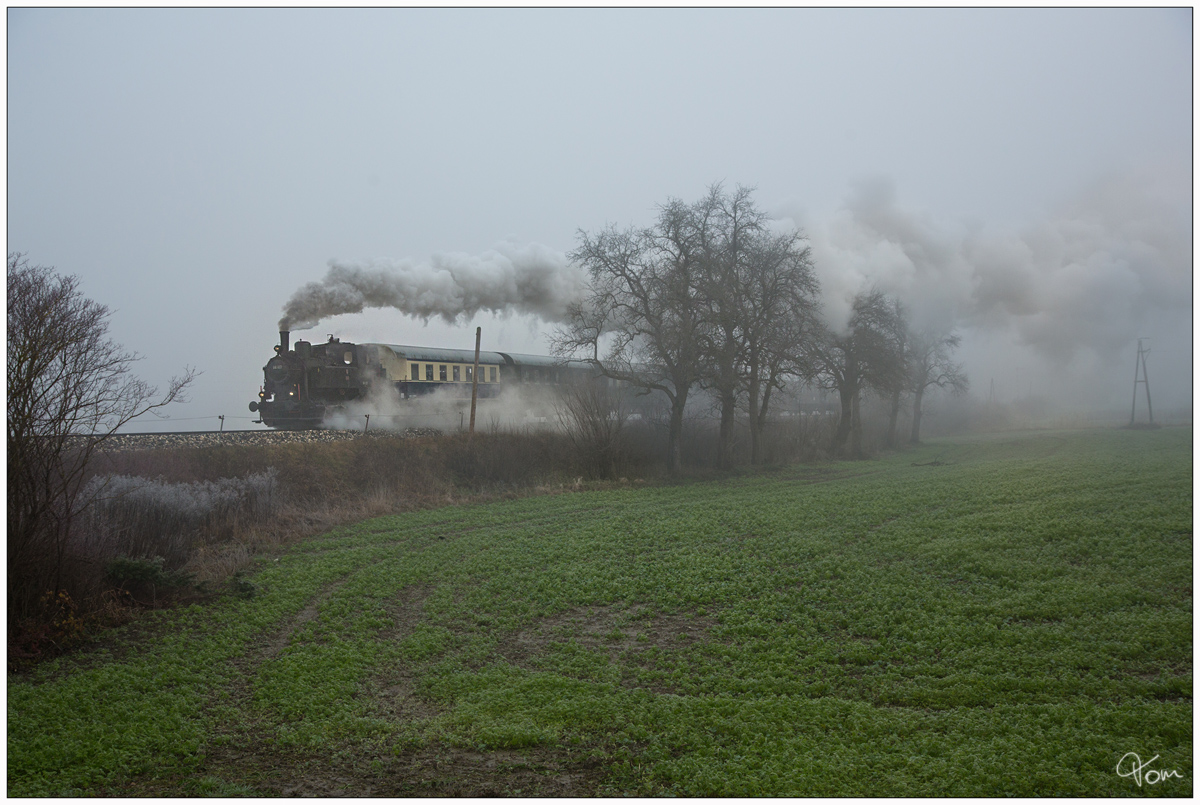 Durch des nebelige Rosental, zieht die 88.103 ihren Nikolausdampfzug von Weizelsdorf nach Ferlach.
Kappel an der Drau 2.12.2018