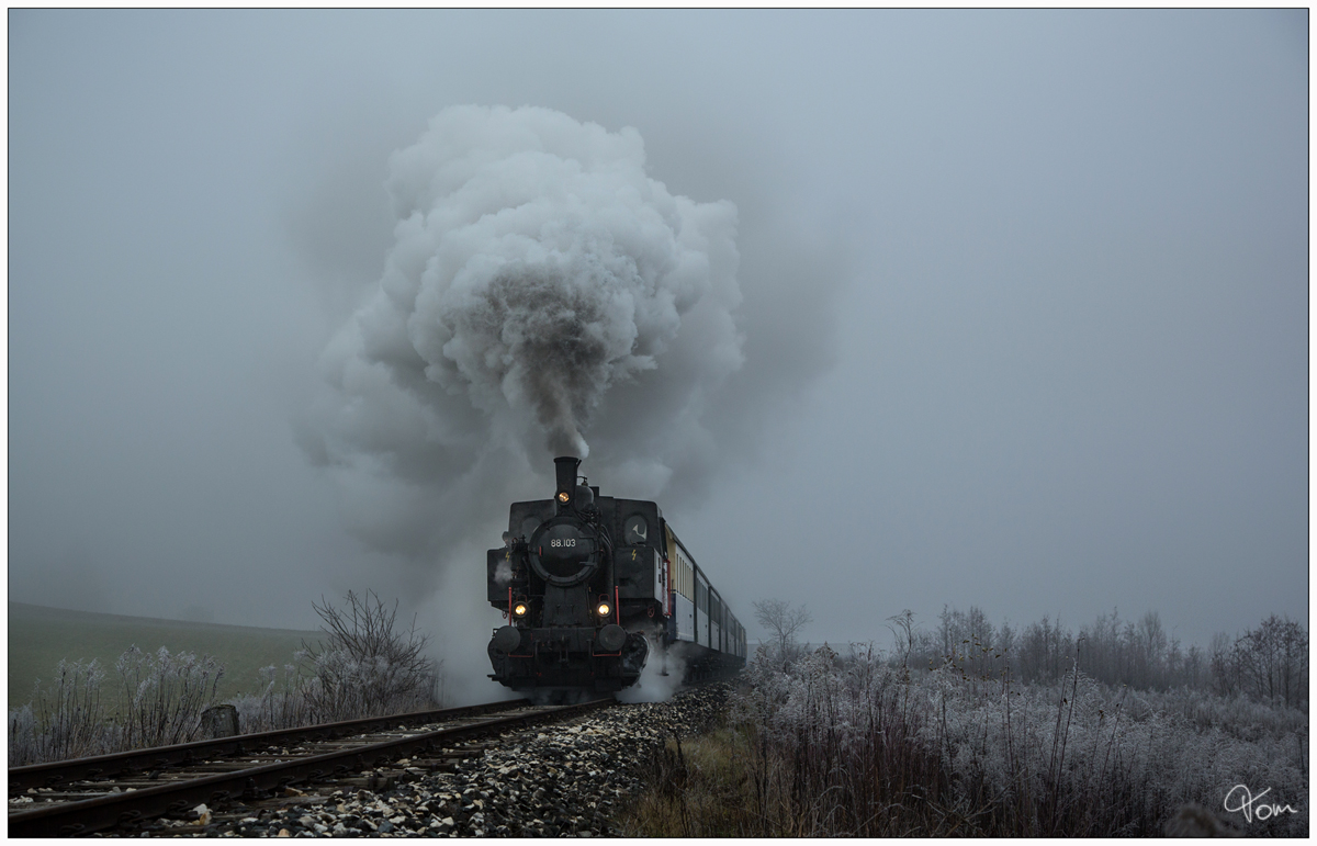 Durch des nebelige Rosental, zieht die 88.103 ihren Nikolausdampfzug von Weizelsdorf nach Ferlach. 
Kirschentheuer 2.12.2018