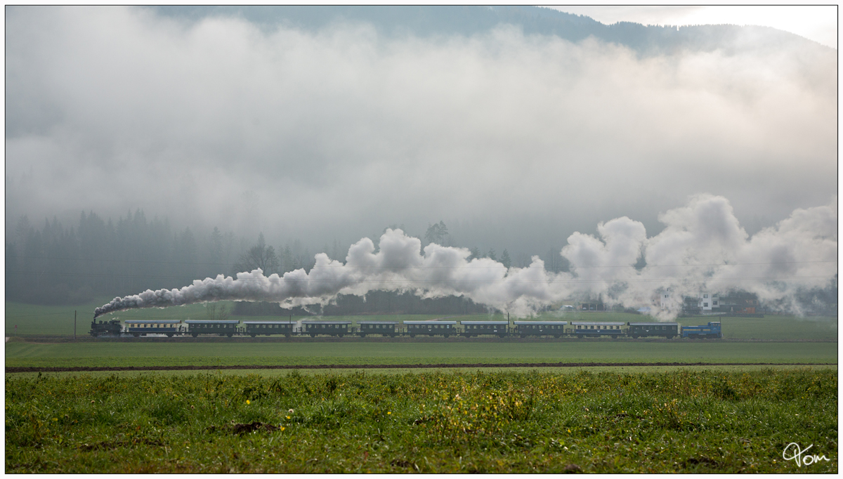 Durch des nebelige Rosental, zieht die 88.103 ihren Nikolausdampfzug von Weizelsdorf nach Ferlach, aufgenommen kurz nach Kappel an der Drau. 2.12.2018