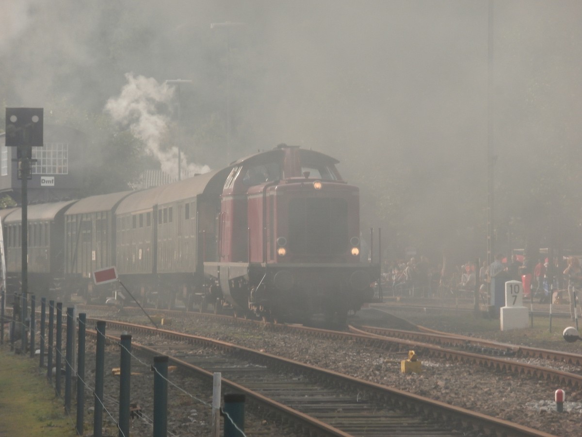 Durch dichtem Rauch einer Dampflok kommt die 212 007-9 mit dem Pendel Sonderzug Bochum Dahlhausen S-Bahn - Bochum Dahlhausen. Am Zugschluss hängt auch hier eine kleine Schublok dran um den Zug wieder ins Museum zu ziehen.

Bochum Dahlhausen 20.09.2014