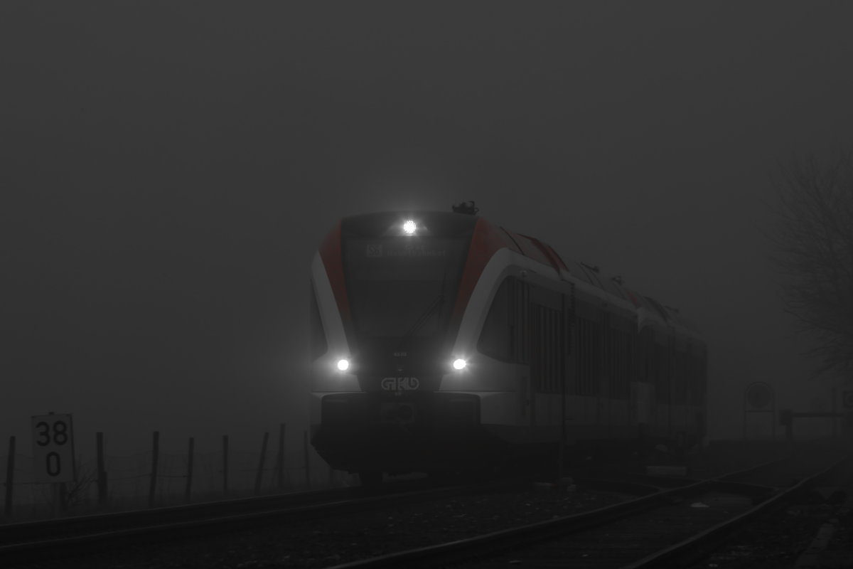 Durch den dichten Nebel bewegt sich ein Zug der Linie S6 in Richtung Graz. Durch diese Witterung und doch noch einiger Nicht Technisch gesicherter Bahnübergänge ergeben sich leider kleine Verspätungen. 
9.01.2018
