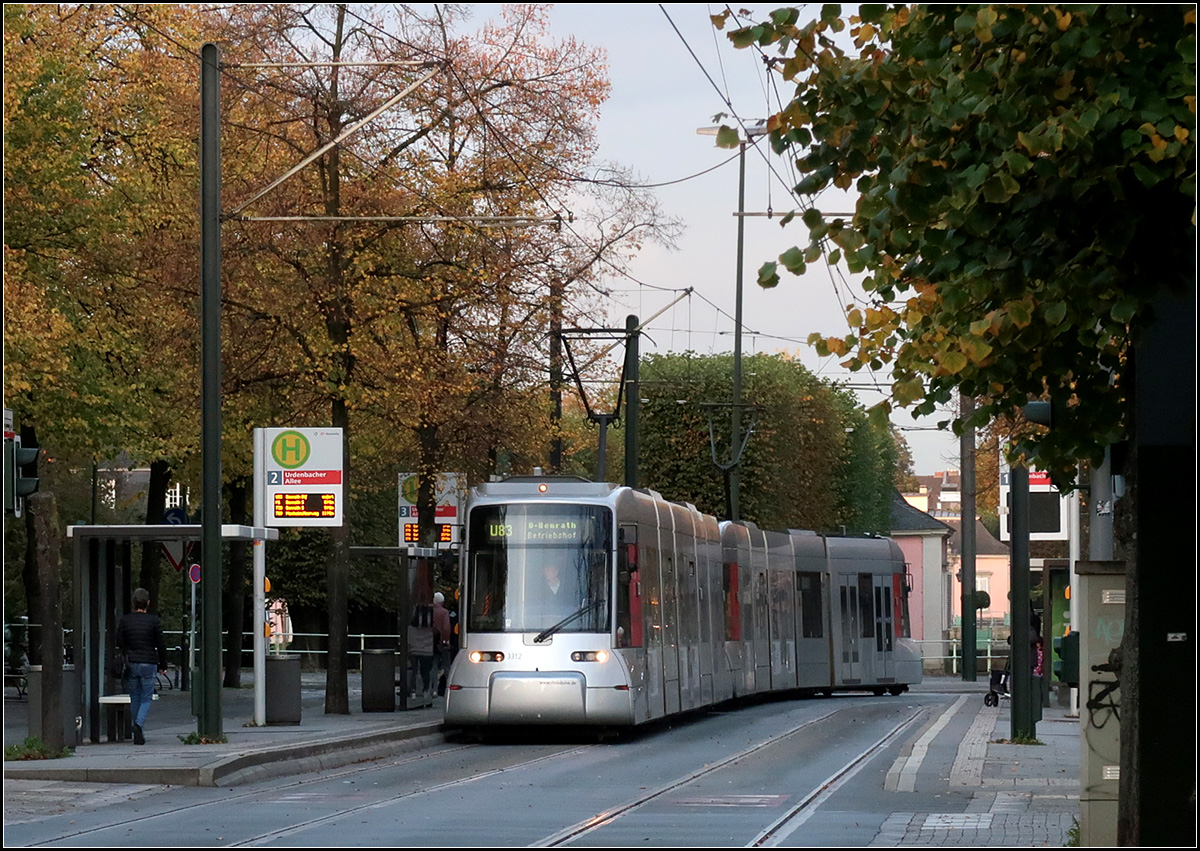 Durch Düsseldorf-Benrath -

Einfahrt einer Bahn der Linie U83 in die Haltestelle Urdenbacher Allee im Zentrum von Benrath. Wie auch am S-Bahnhof fahren auf der Bahntrasse auch die Busse.

14.10.2019 (M)