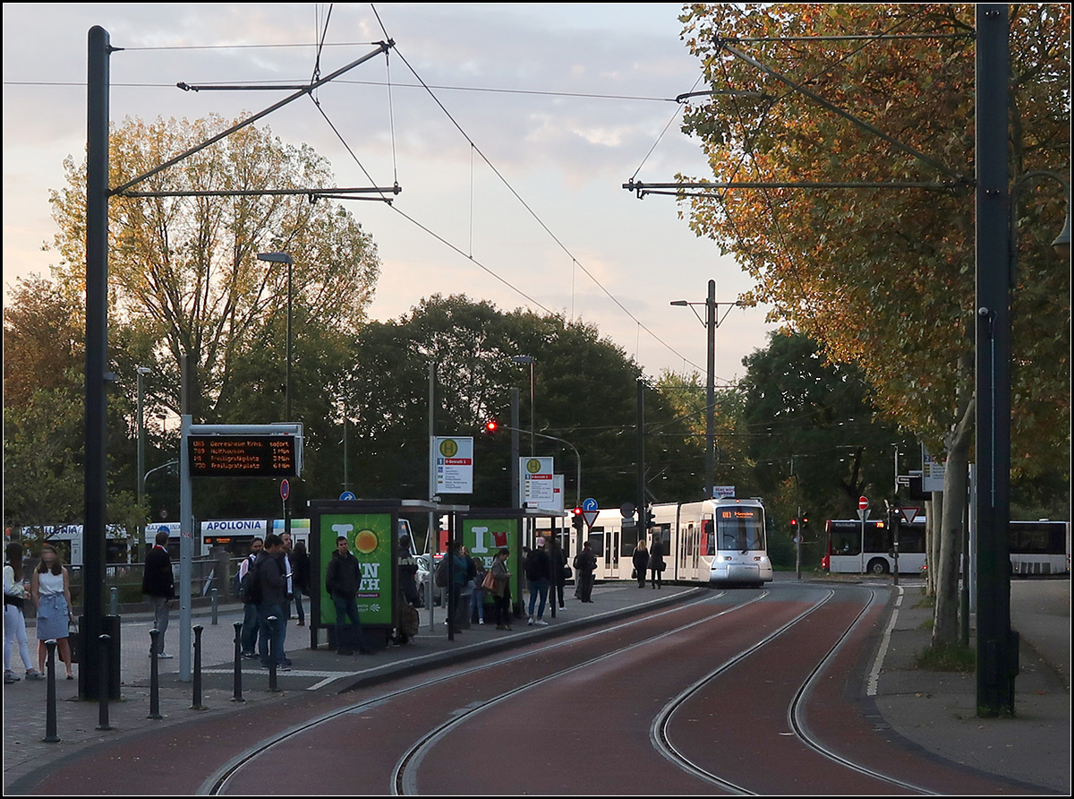 Durch Düsseldorf-Benrath - 

Haltestelle Benrath S der Linien U71 und U83. Die Bahn im Hintergrund kommt von der Endhaltestelle Benrath-Betriebshof.

14.10.2019 (M)

