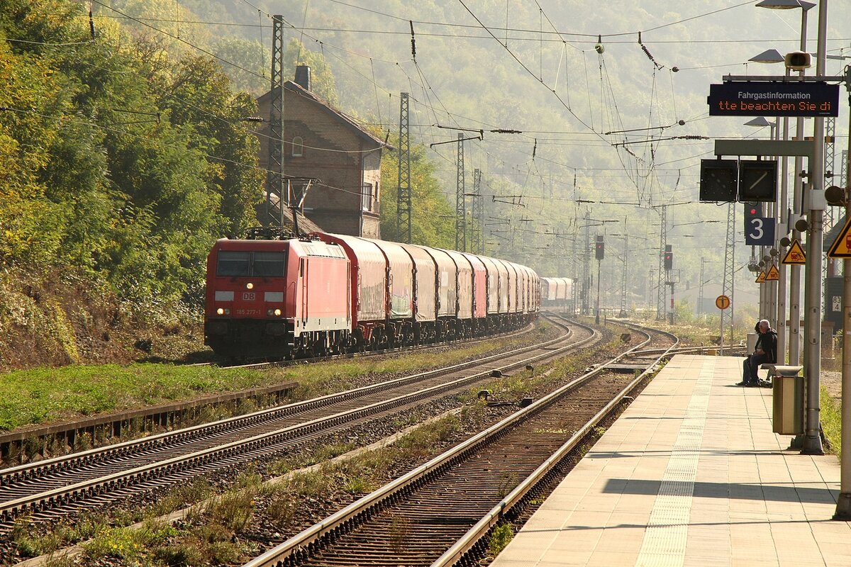Durch den Dunst im Rheintal kämpft sich 185 277 in Richtung Norden. Bahnhof Kaub 09.10.2021