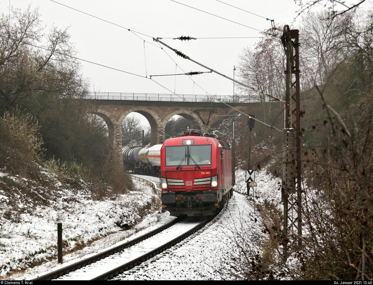 Durch einen fünfminütigen Signalhalt vor dem Bahnhof Angersdorf blieb noch Zeit, für weitere Aufnahmen dieses Kesselzugs mit 193 393-6 (Siemens Vectron) den Standort zu wechseln.
Die Entscheidung fiel auf die formschöne Bogenbrücke auf der Salzstraße in Angersdorf. Schon länger stand dieses - auf den ersten Blick unscheinbar wirkende - Motiv auf meiner To-do-Liste. Nach mehreren erfolglosen Versuchen hat es nun letztlich geklappt.

🧰 DB Cargo
🚩 Bahnstrecke Merseburg–Halle-Nietleben (KBS 588)
🕓 4.1.2021 | 13:40 Uhr