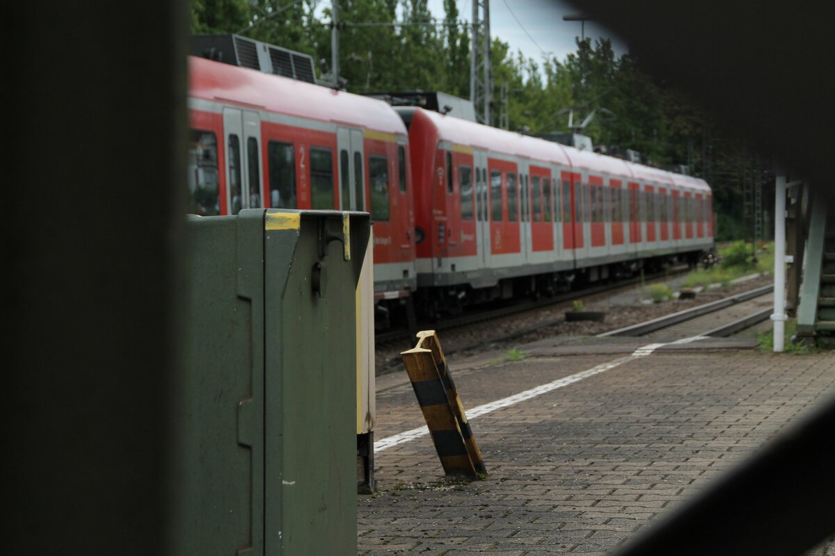 Durch einen Turmmast eines Quertragwerks, konnte ich am 03.08.2021 diese zwei Triebwagen der Baureihe 423 in Ludwigsburg fotographieren. Sie waren auf der Linie S4 unterwegs, und fuhren ihrem Ziel Stuttgart Hbf entgegen.