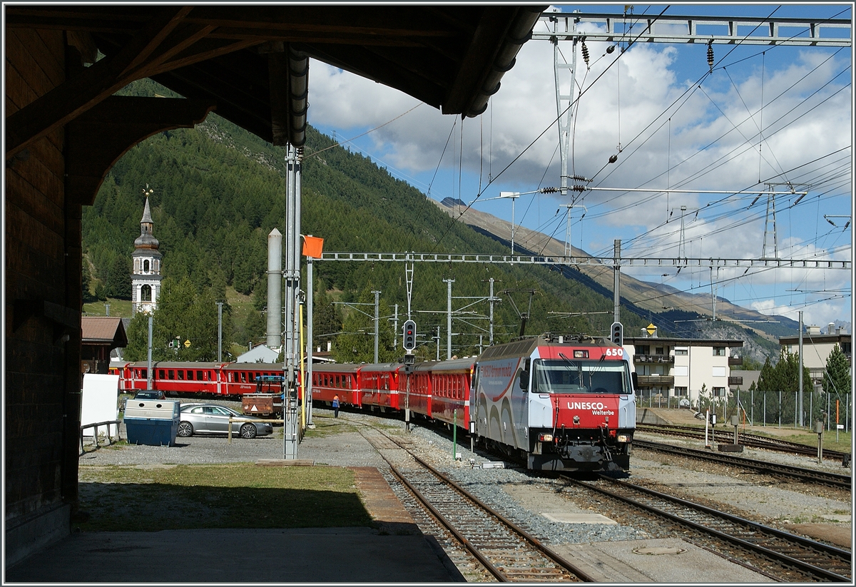Durch eine enge Kurve erreichen die Albulazüge vom Val Bever her kommend den Bahnhof Bever und somit die Engadiner Strecke. 
RhB Ge 4/4 III mit einem Albulaschnellzug erreicht Bever.
12. Sept. 2012