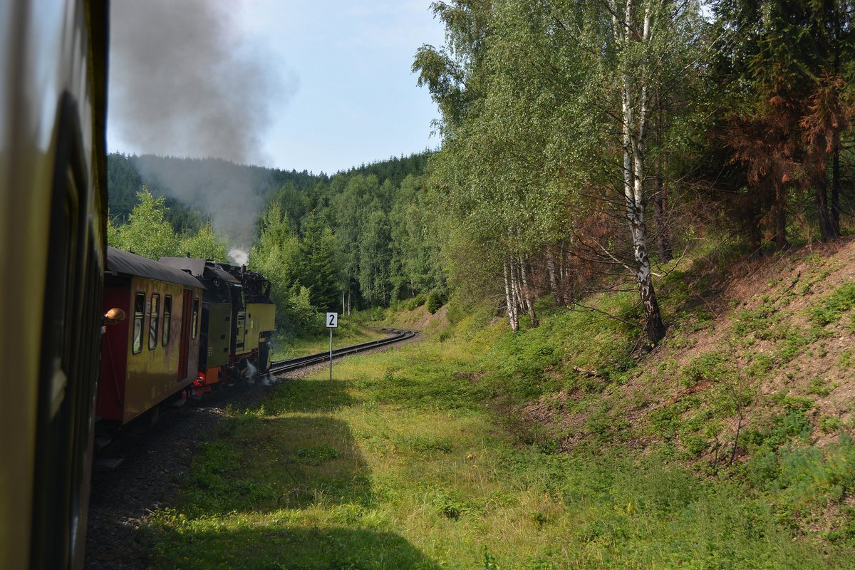 Durch etliche Bögen windet sich die Brockenbahn langsam den Brocken hoch mit einer maximalen Steigung von 33.3 Promille also 3.33 Prozent.

Brocken 22.07.2016