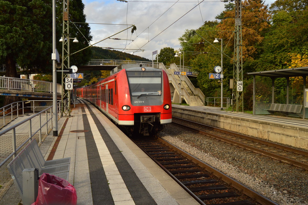 Durch fahrt eines RE3 nach Heilbronn, der vom 425 519-6 geführt wird. Neckargerach den 15.10.2016