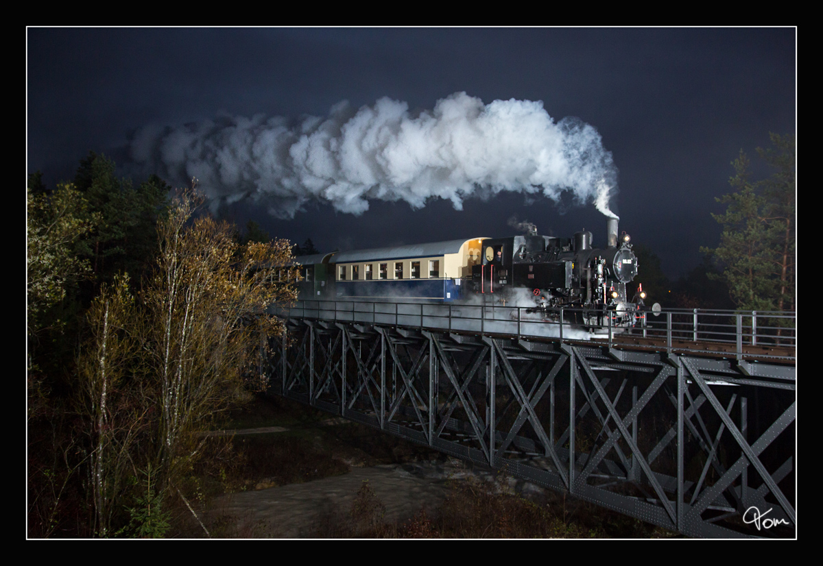 Durch die finstere Nacht des 24.11.2018, braust die NBiK Dampflok 88.103 mit einem Nikolausdampfzug von Weizelsdorf nach Ferlach. Liebe Grüße an das freundliche Lokpersonal :O) 
Loiblbrücke Ferlach
