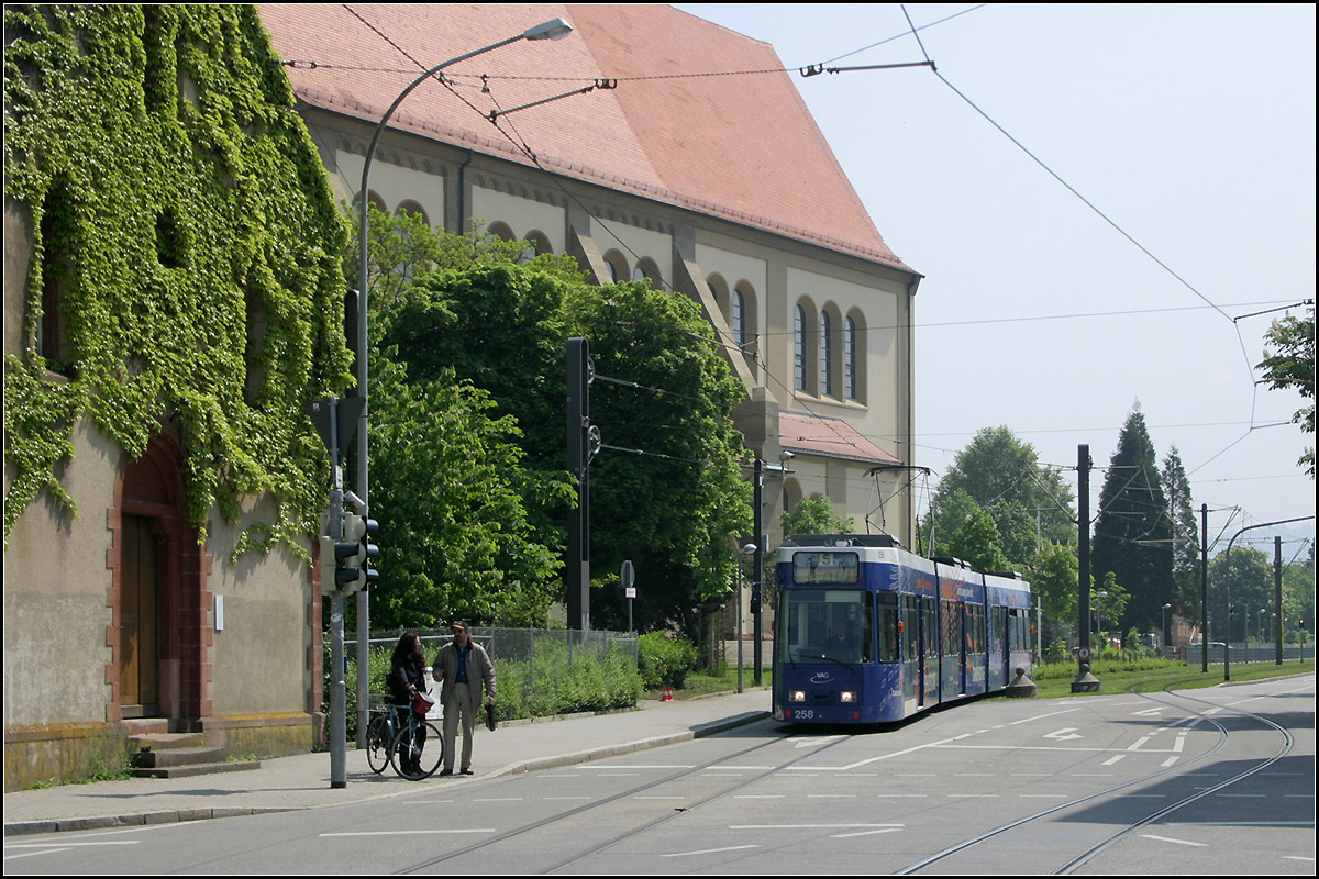Durch Freiburg-Haslach ins Rieselfeld -

Eine GT8Z-Straßenbahn fährt an der Kirche Sankt-Michael in die Ortsdurchfahrt von Haslach ein und wird gleich die Haltestelle 'Scherrenplatz' erreichen. Das rechte Gleis umfährt im einen Bogen die Linksabbiegespur. Das andere Gleis liegt in der geradeaus weiterführenden Fahrspur. So werden die Straßenbahnen nicht durch die Linksabbieger ausgebremst.

11.05.2006 (M)

