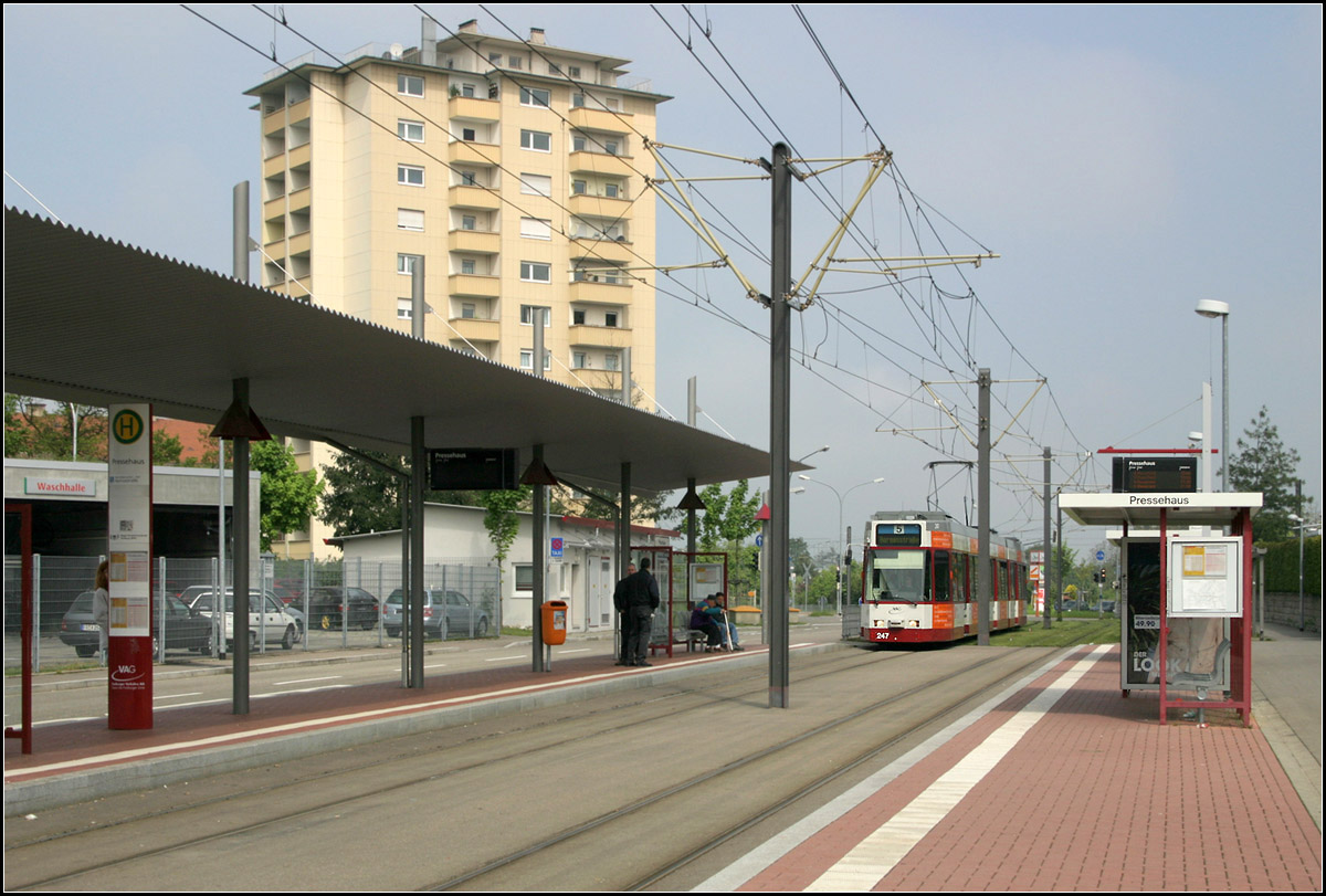 Durch Freiburg-Haslach ins Rieselfeld -

Vom 12. Oktober 2002 bis zum 19. März 2004 war die Haltestelle 'Pressehaus' die Endstation der Straßenbahnlinie vom Rieselfeld über die Umsteigehaltestelle 'Lindenwäldle' durch Haslach. Vorübergehend musste hier in Richtung Innenstadt umgestiegen werden. Am Bahnsteig in Richtung Innenstadt (links) kann von den Bussen direkt in die Straßenbahn umgestiegen werden, was auch zu der aufwändigeren Überdachung an dieser Stelle geführt hat.

11.05.2006 (M)