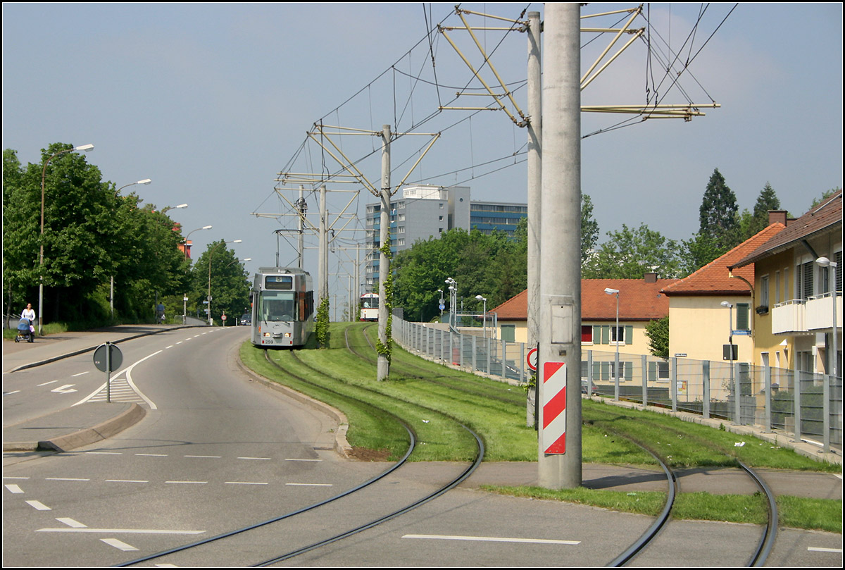 Durch Freiburg-Haslach ins Rieselfeld -

Westlich der Haltestelle 'Dorfbrunnen' endet die Ortsdurchfahrt von Haslach und es geht weiter auf eigenem begrünten Bahnkörper in nördlicher Seitenlage der Opfinger Straße. 

11.05.2006 (M)