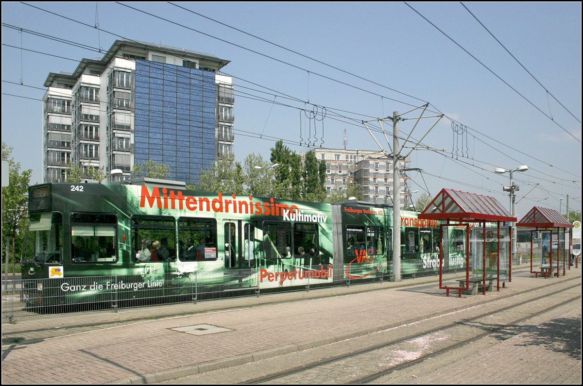 Durch Freiburg-Weingarten nach Haid -

Die erste Haltestelle an der Strecke war bis 1994 auch die Endhaltestelle dieses Abzweiges. Insgesamt gibt es vier Bahnsteiggleise, ein Bahnsteig liegt am Gleis der Wendeschleife.

11.05.2006 (M)
