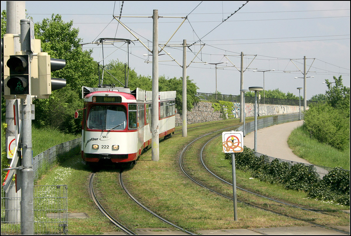 Durch Freiburg-Weingarten nach Haid -

Nach Überquerung der Dreisam und dem Autobahnzubringer Mitte verlässt die Straßenbahntrasse die Berliner Allee und führt über eine Rampe hinunter in das Wohngebiet Weingarten.

11.05.2006 (M)

