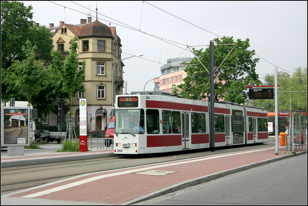 Durch Freiburg-Wiehre ins Rieselfeld -

Die Haltestelle 'Ritterstraße' in der Basler Straße, hier mit einer GT8Z-Straßenbahn der Linie 3 aus Vauban kommend.

11.05.2006 (M)