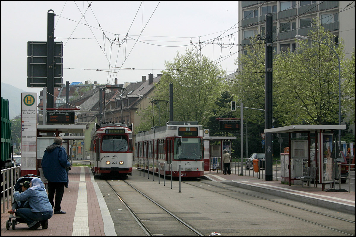 Durch Freiburg-Wiehre ins Rieselfeld -

Westlich der Haltestelle 'Heinrich-von-Stephan-Straße' zweigt seit 2006 die Strecke nach Vauban ab.

11.05.2006 (M)