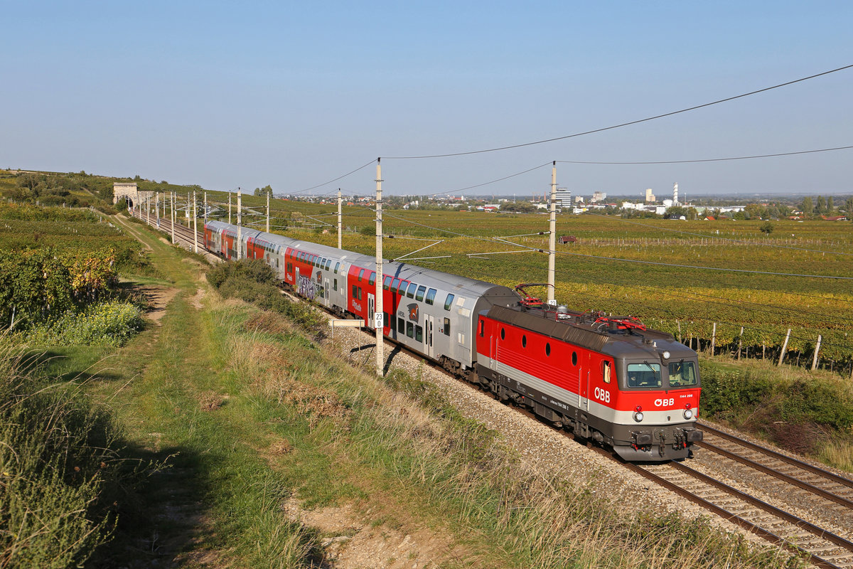Durch die frühherbstlichen Weinberge um Pfaffstätten,fährt die nach schweren Unfallschaden auf der FJB neu aufgebaute 1144.286 mit R-2347 nach Wr.Neustadt Hbf.