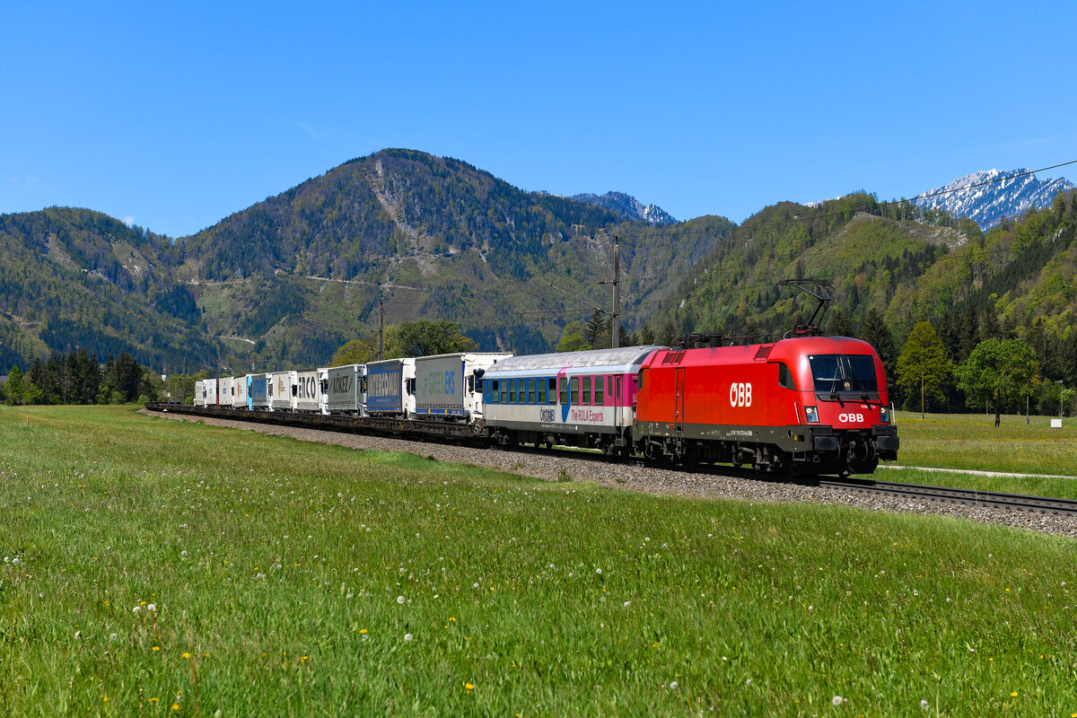 Durch das frühlingshafte Traunviertel fuhr am 27. April 2024 die mittelmäßig ausgelastete ROLA 41405 von Wels nach Maribor. Bei Sankt Pankraz konnte den von der 1116.275 geführten Zug aufnehmen. Einst wurden große Hoffnungen in das System  Rollende Landstraße  gesetzt, welches den Verkehr auf die umweltfreundliche Schiene verlagern sollte. Verblieben sind in Österreich neben der hier gezeigten Verbindung noch der Verkehr zwischen Wörgl und Brenner. 